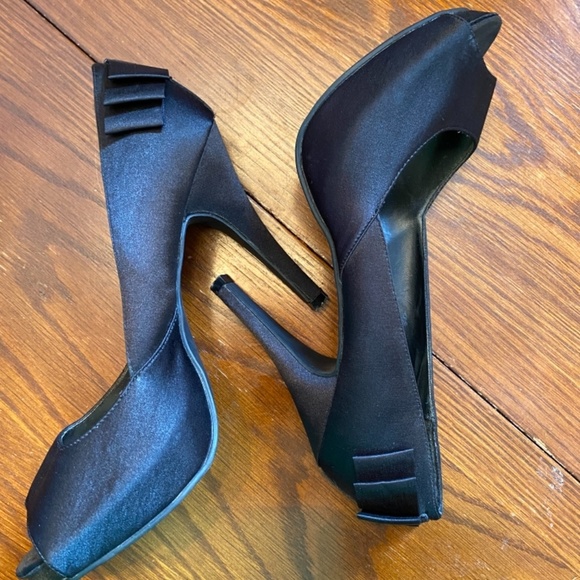 (NEW) Black Stiletto Heels w/Bow - Open Toe - Picture 3 of 3